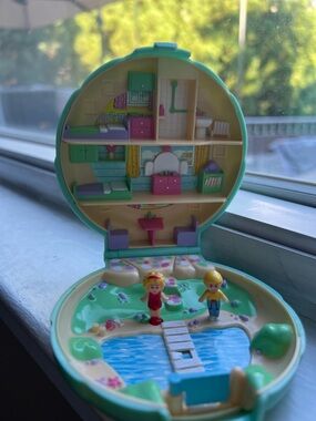 Polly Pocket 1989 Mini Beach House Playset Compact